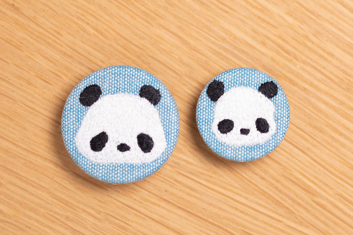 パンダ親子の刺繍くるみペアブローチ | くるみボタン工房MiSuZuYa